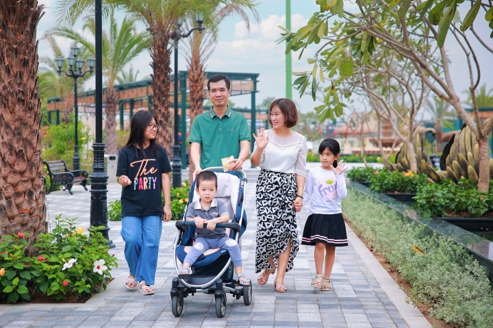 Công viên trung tâm của phân khu Chà Là rộng rãi và xanh mát với đầy đủ tiện ích, cảnh quan hứa hẹn là điểm dừng chân thảnh thơi và là nơi diễn ra nhiều hoạt động hấp dẫn cho cư dân trong tương lai.