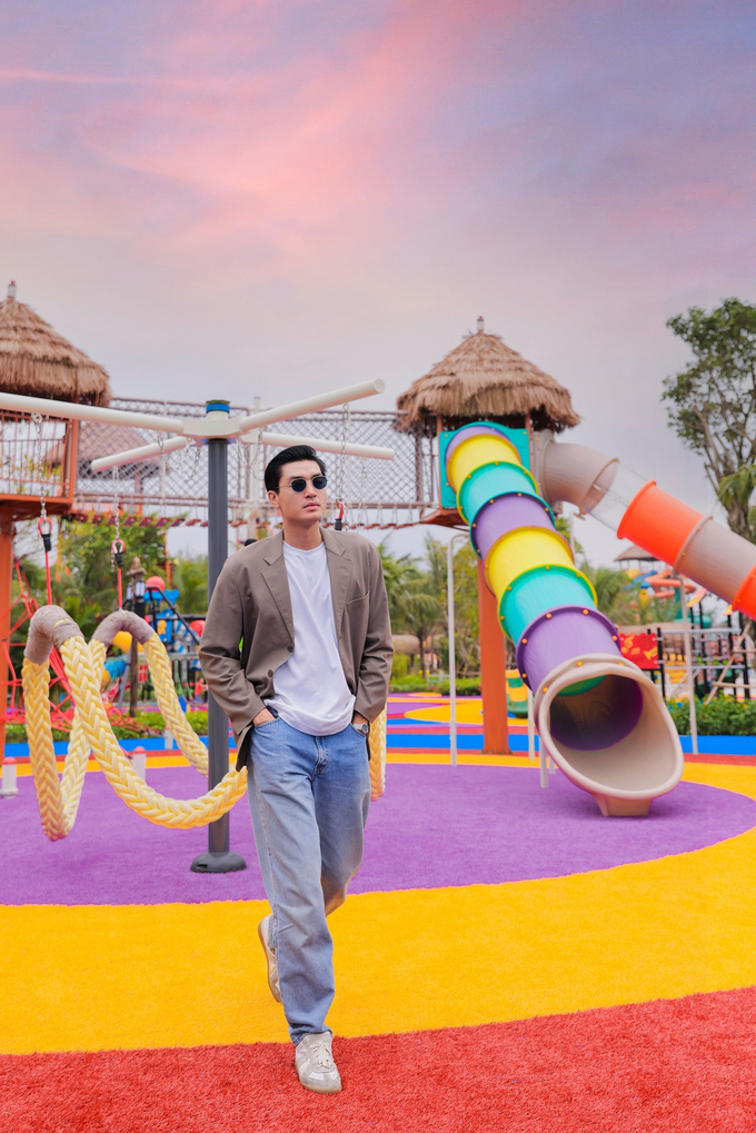 Không chịu kém cạnh, MC Phí Linh “ăn gian” góc chụp hai trong một khi lấy background là tiểu cảnh “Ngọn gió mùa xuân” gối lên đường trượt tốc độ. Tất cả kết hợp hoàn hảo, làm nên một bức hình 10 điểm.
