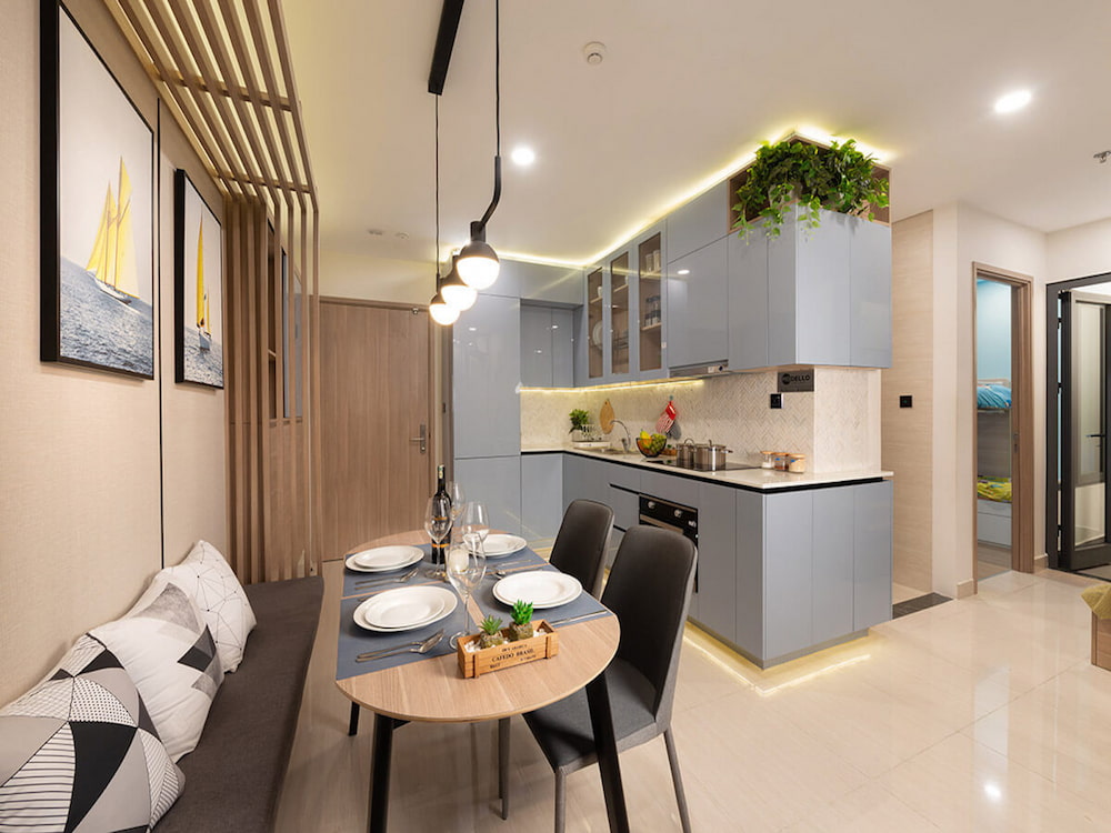 Căn hộ 2PN + 1 lựa chọn gam màu trẻ trung, nhã nhặn, góp phần tạo nên mẫu phòng bếp đẹp