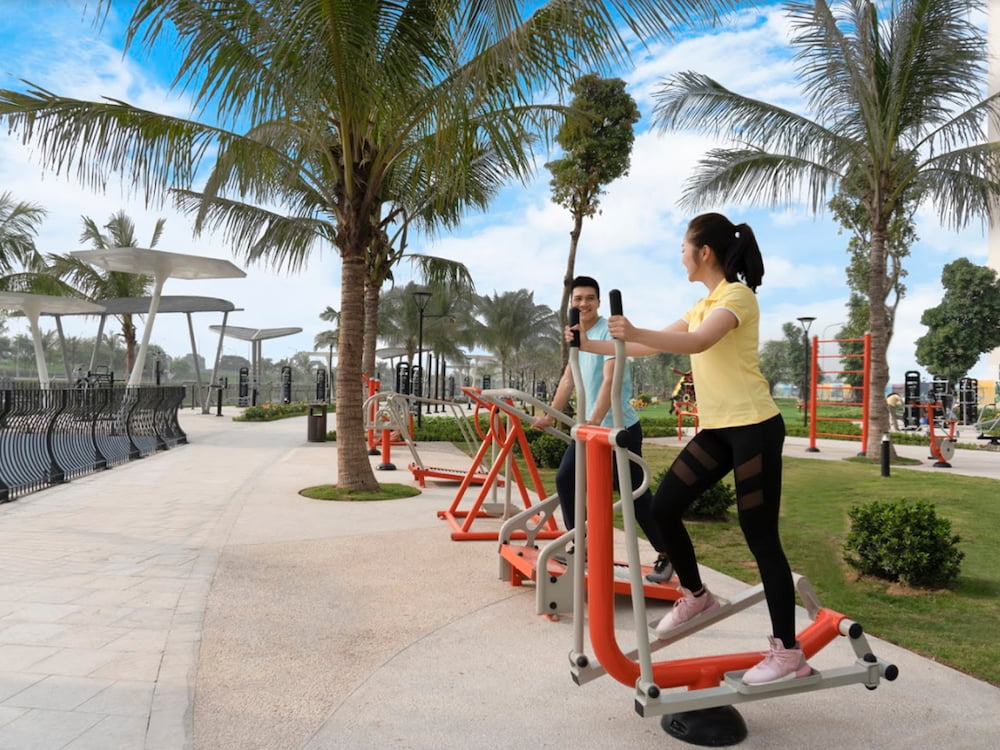 Cư dân S2.19 Vinhomes Ocean Park tập luyện tại đại tiện ích công viên Gym sau ngày dài làm việc