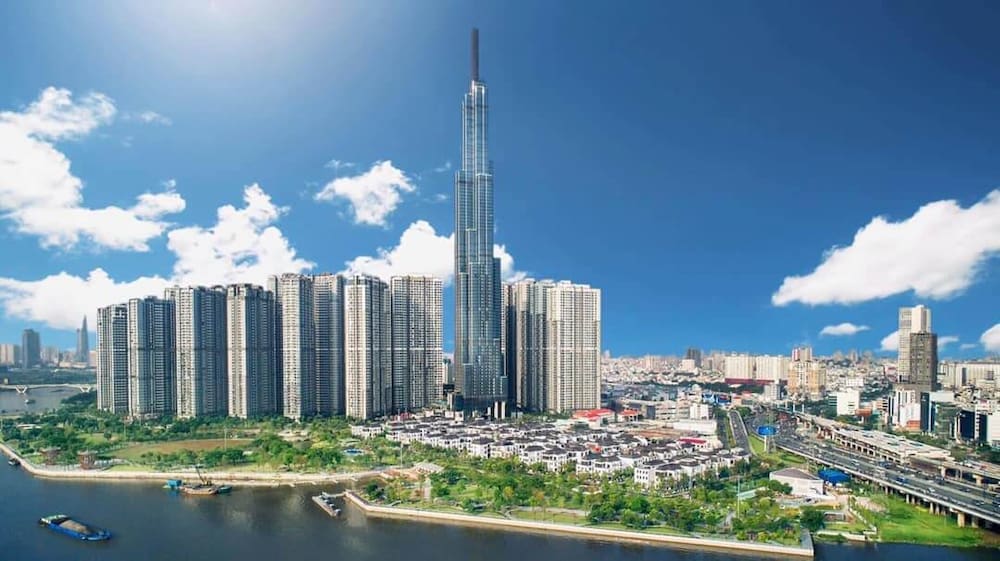 Ngoài xe buýt tới Vinhomes Central Park, du khách có thể lựa chọn phương tiện cá nhân