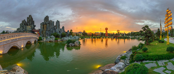 Gia nhập vào cộng đồng cư dân Vinhomes Smart City, cư dân có đặc quyền sử dụng hệ thống đại tiện ích đã hoàn thiện, đặc biệt là ba công viên liên hoàn rộng 16,3ha đắt giá