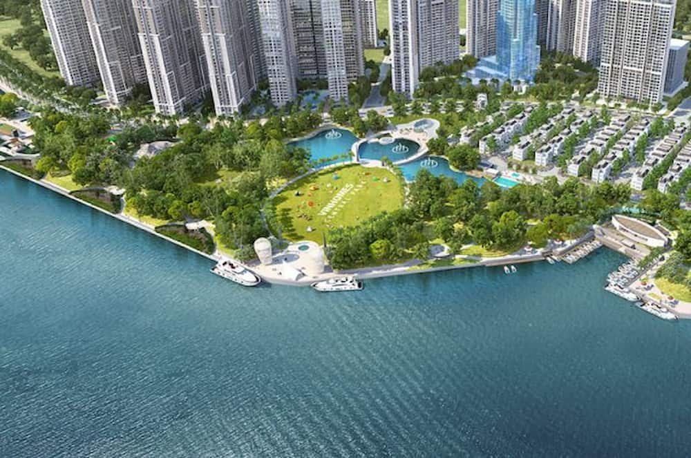 Nhiều khách tham quan chọn di chuyển bằng xe buýt tới Vinhomes Central Park