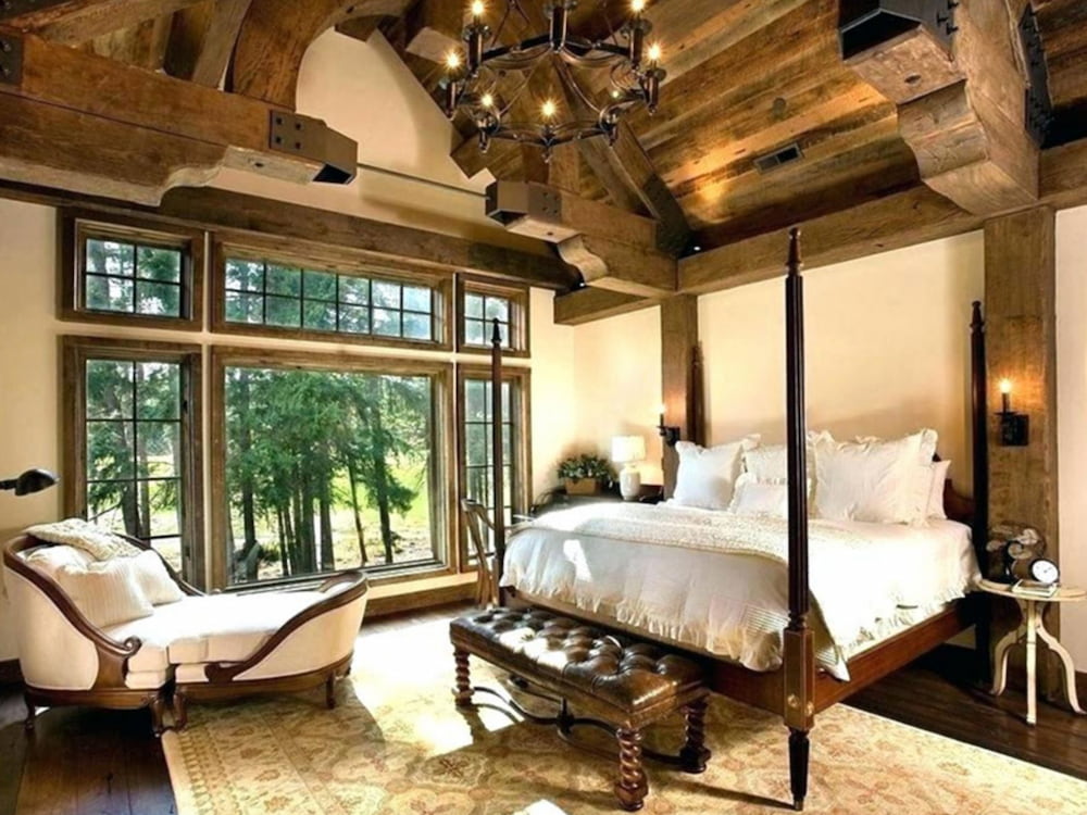 Phong cách thiết kế nội thất Rustic trong phòng ngủ với cửa sổ lớn