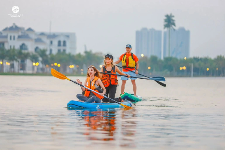 Lựa chọn chèo thuyền sub để hít thở không khí trong mát buổi sáng sớm, Hồng Anh (cư dân Vinhomes Ocean Park) cho biết: Đây giống như thói quen cô vẫn làm vào cuối tuần để rèn luyện cơ thể cũng như hưởng thụ không khí sạch sẽ, không khói bụi.