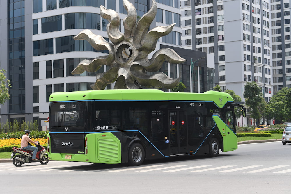 Xe bus Vinhomes Smart City bắt đầu lăn bánh trên một số tuyến phố Hà Nội