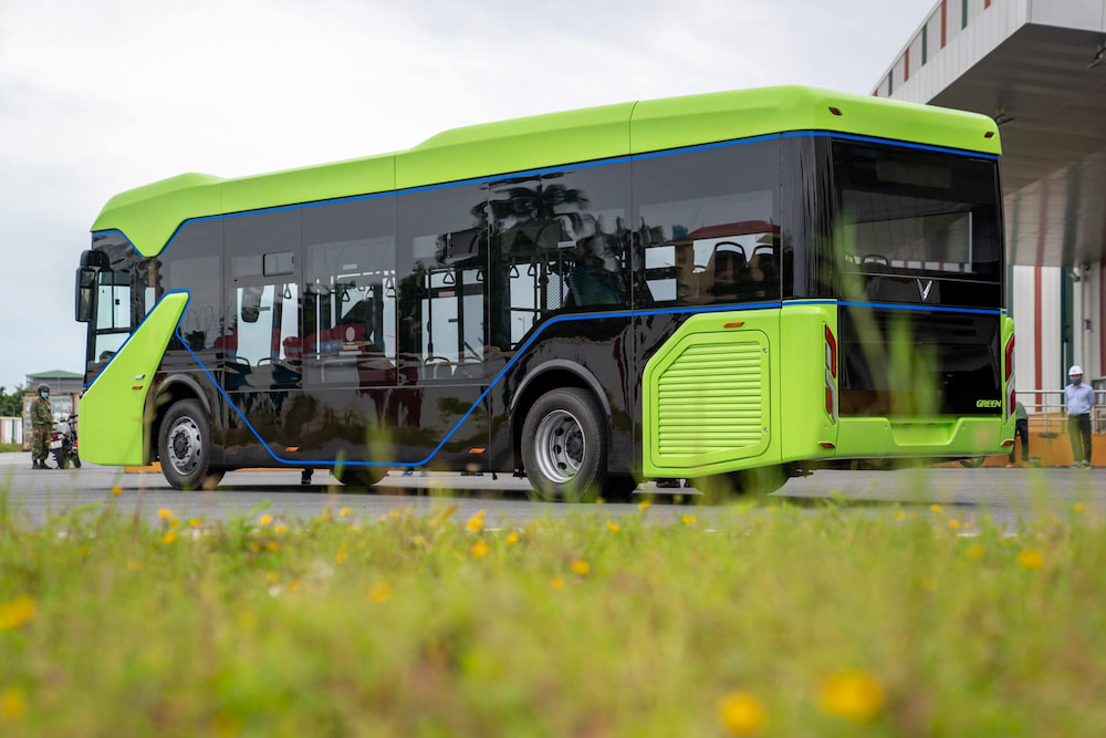 Xe bus Vinhomes Smart City nổi bật với gam màu xanh và thiết kế hiện đại