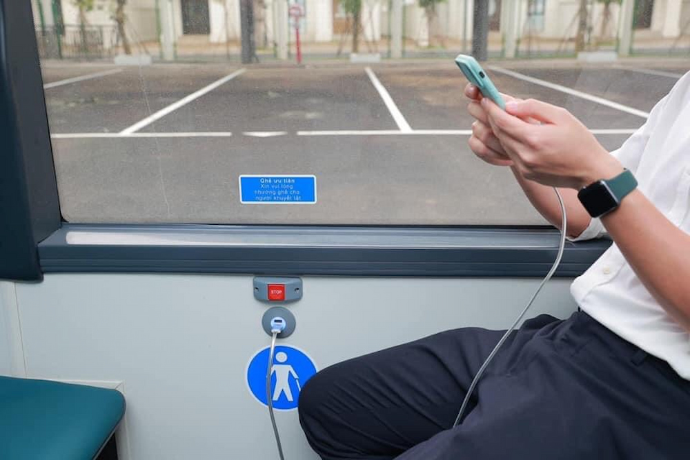 Xe bus Vinhomes Smart City với tiện ích cổng sạc điện thoại và wifi miễn phí
