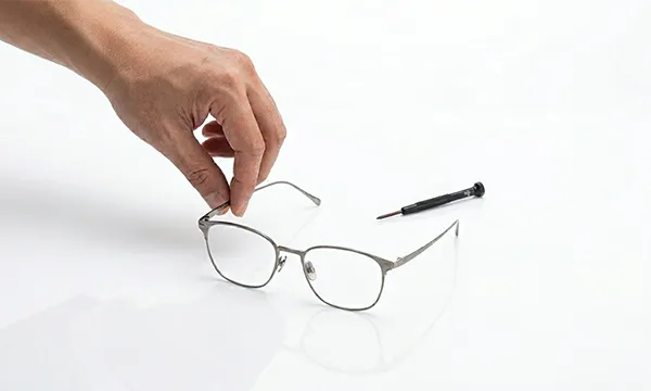 ขาแว่นเอียง แก้ยังไงดี? วิธีปรับเบื้องต้นที่คุณทำได้เอง