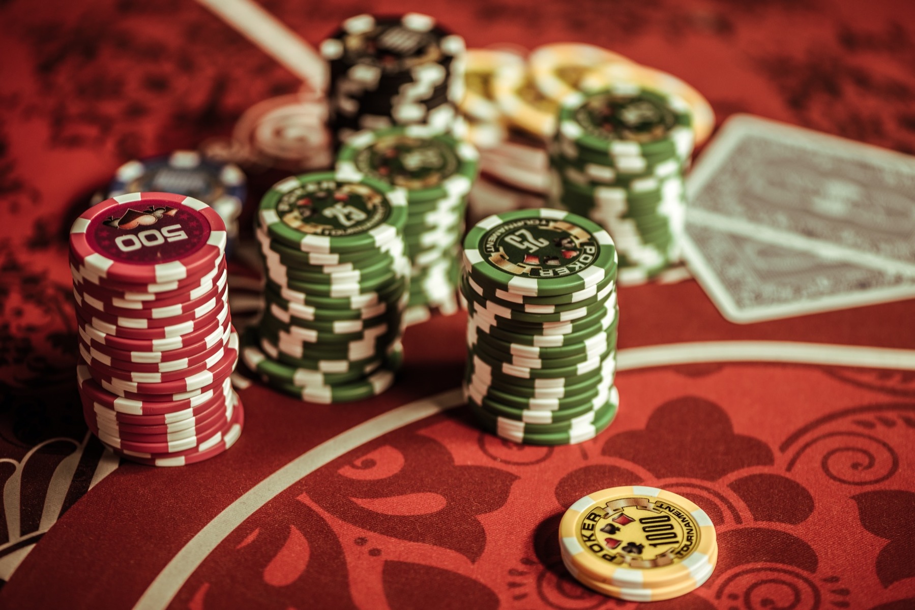 Poker žetony na stole - Stock obrázek