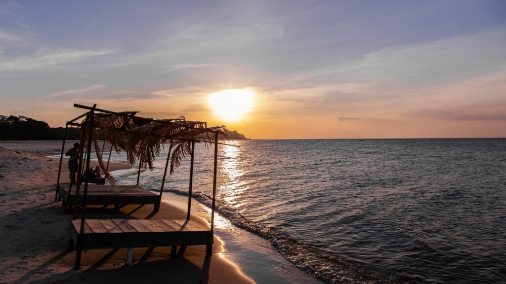 Praia de Alter do Chão ao pôr do sol, em Santarém, no Pará.