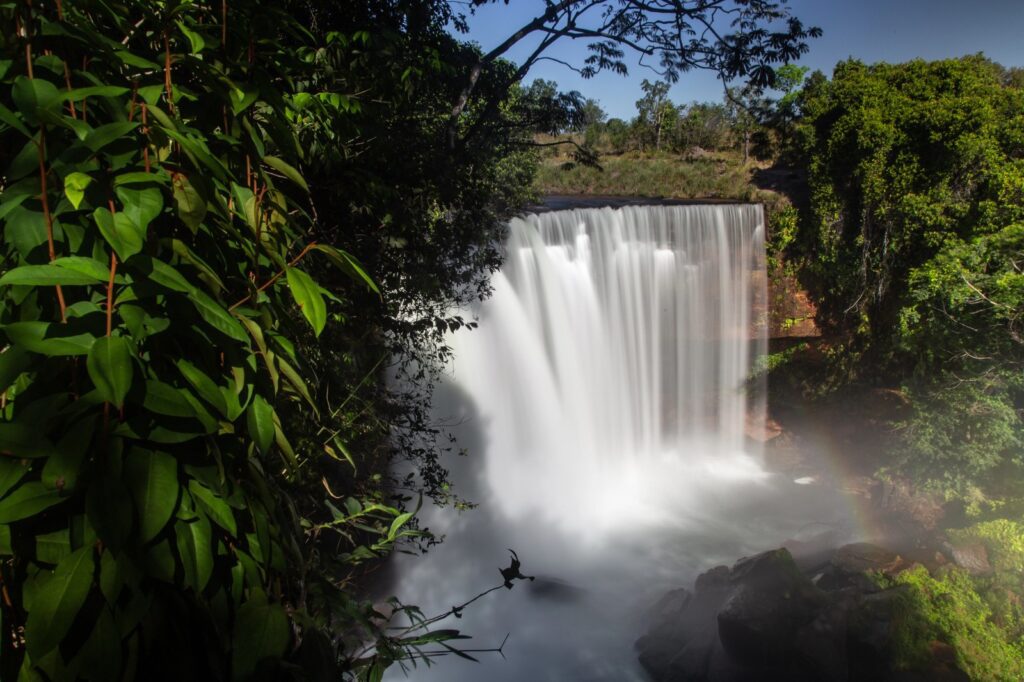 Cachoeira cercada pela vegetação do Cerrado no Jalapão
