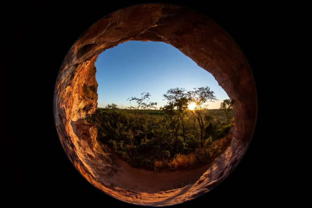 Vista através da Pedra Furada no Jalapão, em Ponte Alta do Tocantins