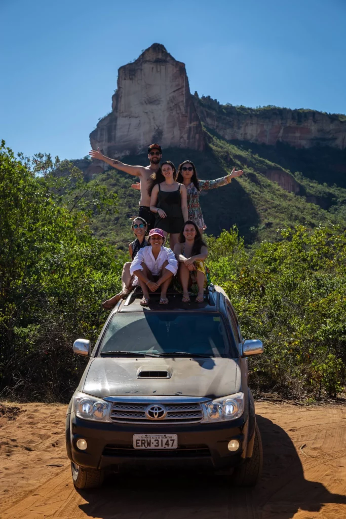 Grupo de viajantes diante de formação rochosa no Jalapão
