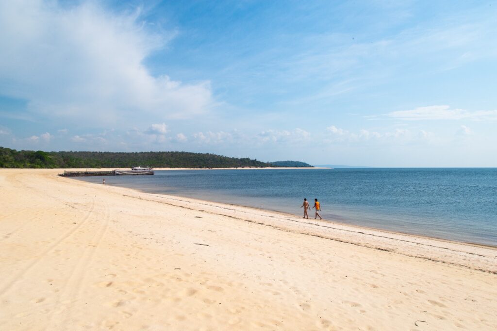 Alter do Chão, no Pará, com praia de areia branca às margens do Rio Tapajós.