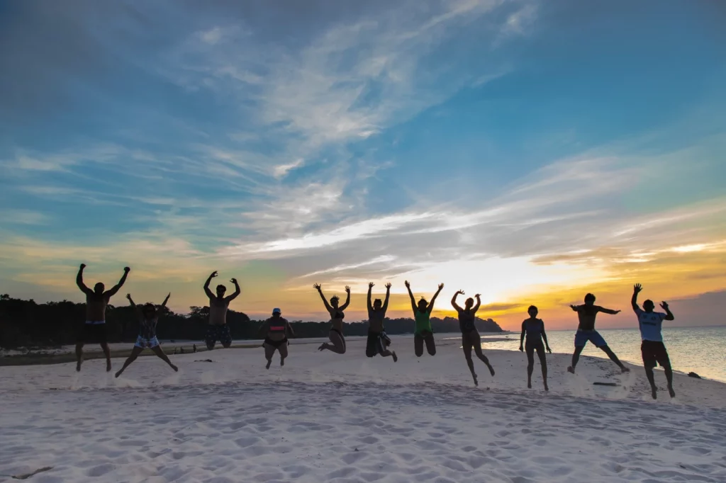 Grupo de viajantes em praia de Alter do Chão durante o pôr do sol.