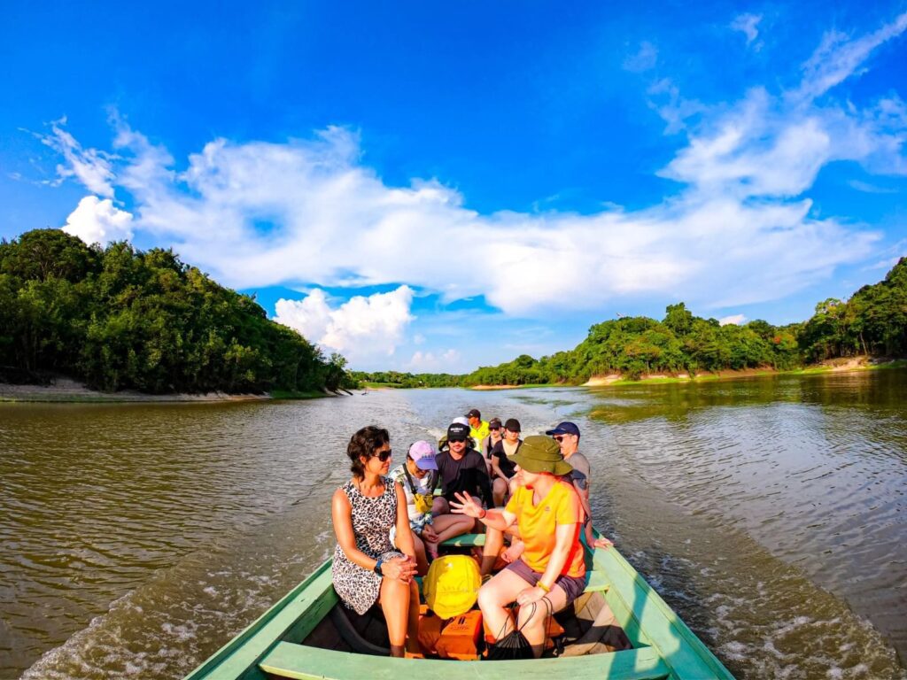 Viajantes navegando de barco pela região do Rio Negro no Amazonas
