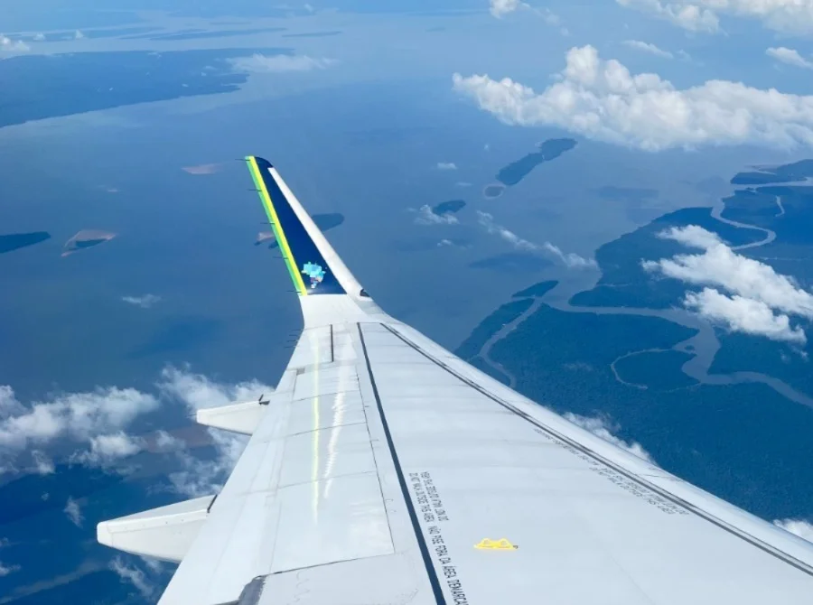 Vista aérea da Amazônia durante voo com destino à região de Santarém, no Pará