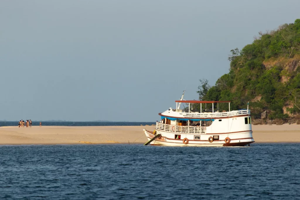 Barco navegando pelo Rio Tapajós em Alter do Chão, no Pará