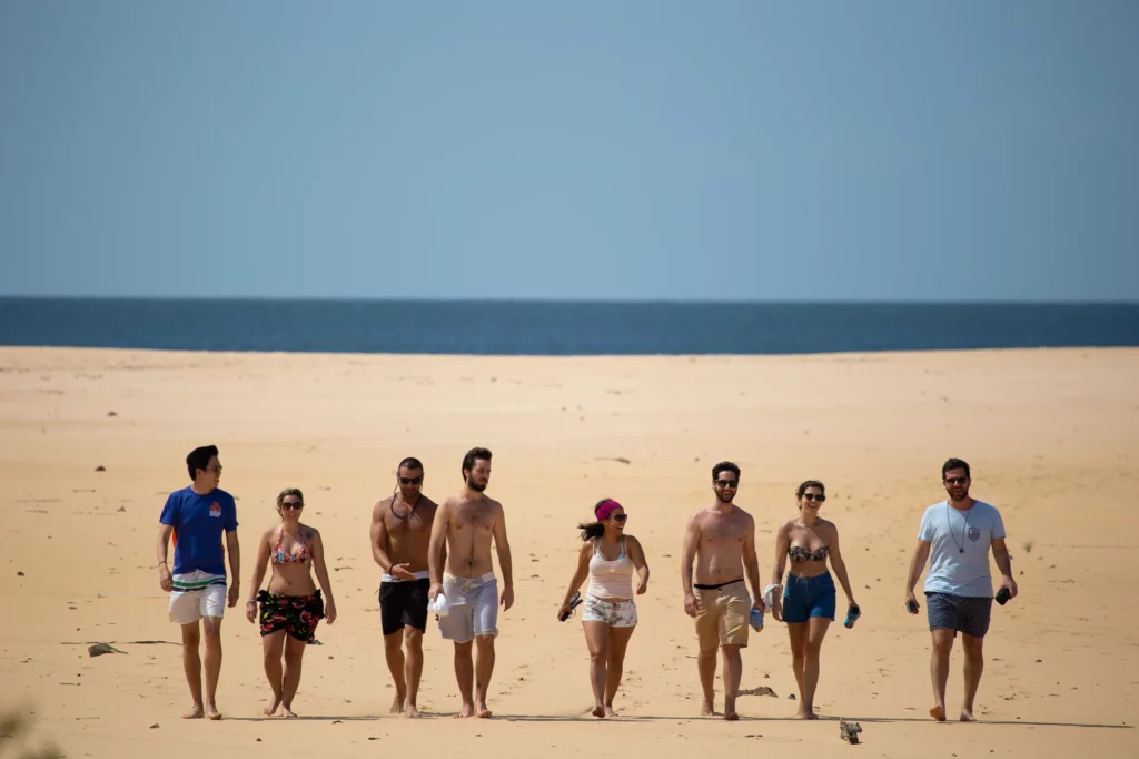Viajantes caminhando pelas praias de Alter do Chão, no Pará