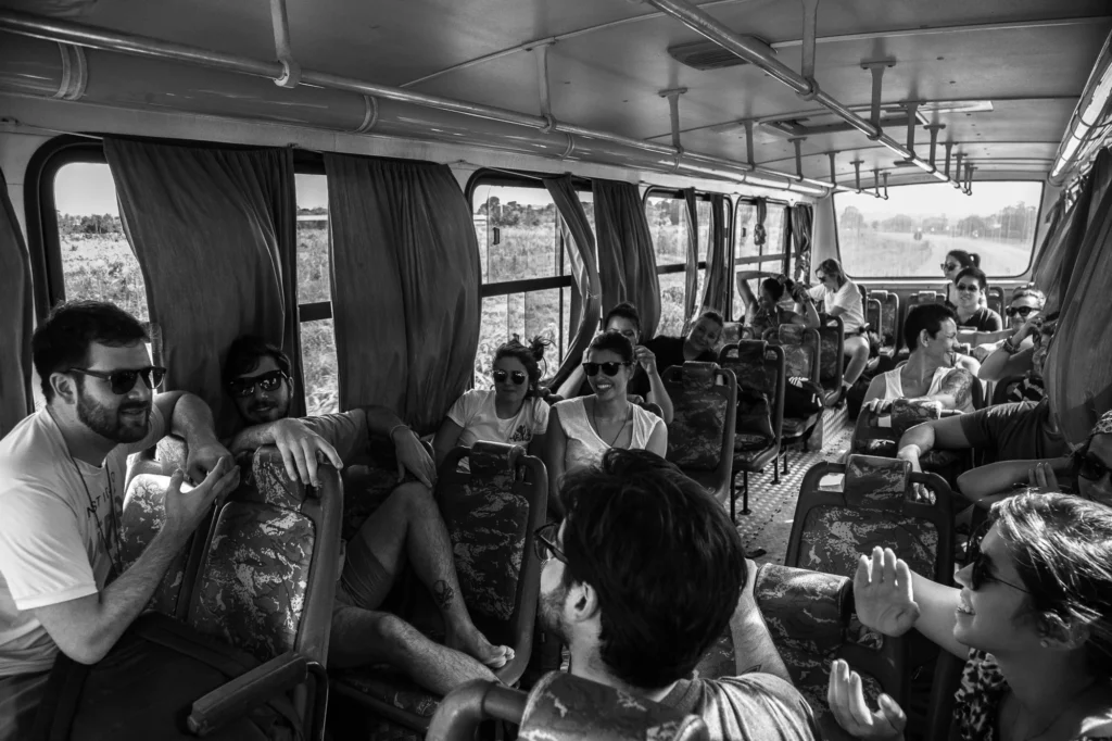 Viajantes em ônibus durante deslocamento na região de Santarém e Alter do Chão