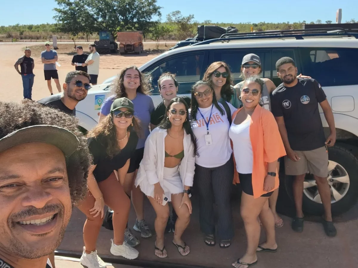 Grupo de viajantes ao lado de veículo 4x4 durante viagem pelo Jalapão