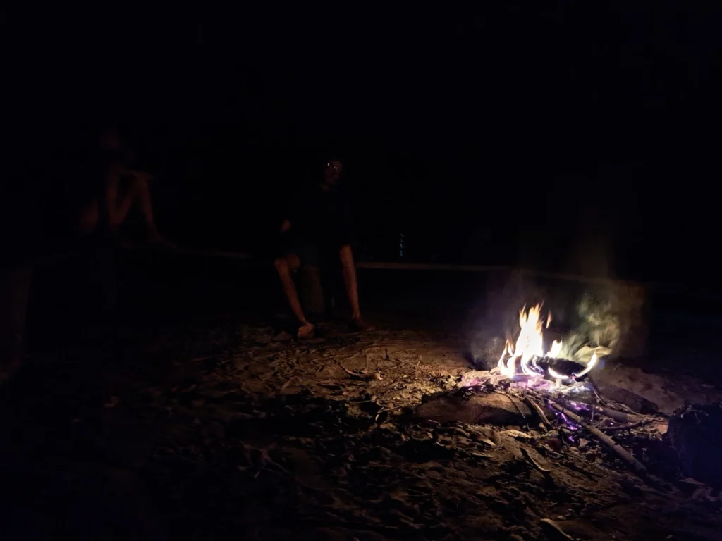 Fogueira acesa durante atividade noturna em viagem pelo Jalapão