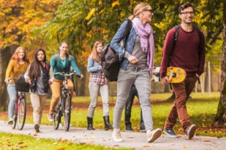 estudiantes cursos de inglés de USA caminando por el campus