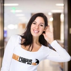 Una asesora de ViveCampus ayudando a un estudiante a pedir su cotización gratis