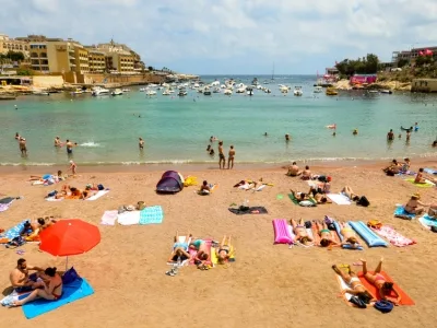 Uma praia em Malta, a poucos minutos de ônibus de St Julian’s