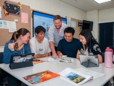 Studenti di CCEL davanti alla scuola, a Christchurch, in Nuova Zelanda