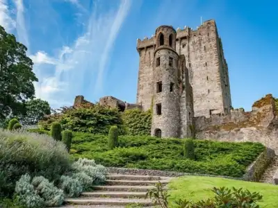 Un castillo junto al agua en las afueras de Cork, Irlanda