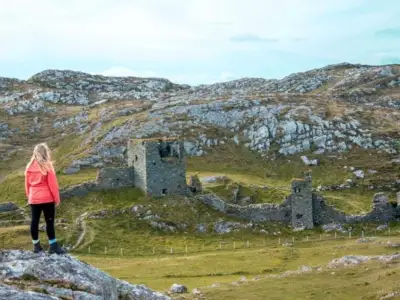 Una estudiante internacional en el campo de los alrededores de Cork