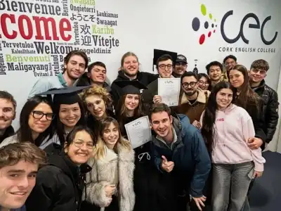 Estudiantes de Cork English College con sus diplomas del curso