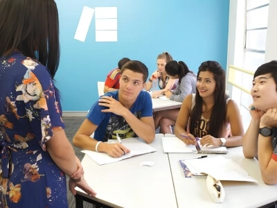 Estudiantes de inglés en clase en ELC Sydney
