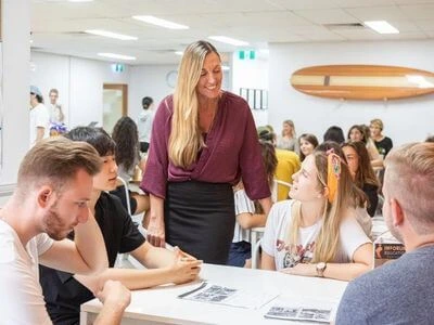 Des étudiants en cours d’anglais à Inforum Education, à Gold Coast