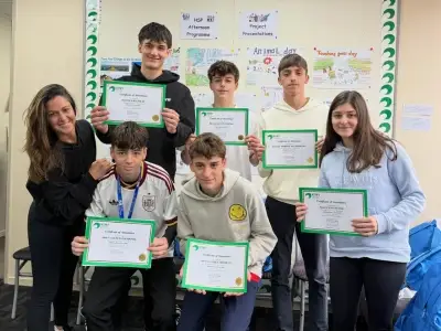 Des élèves du programme de janvier avec leur certificat à Kiwi English Academy, à Auckland