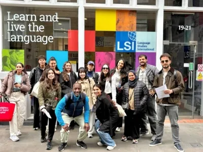 Studenti internazionali davanti a una scuola LSI