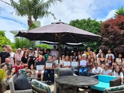 Studenti di Mount Maunganui Language Centre con i loro attestati nel giardino della scuola