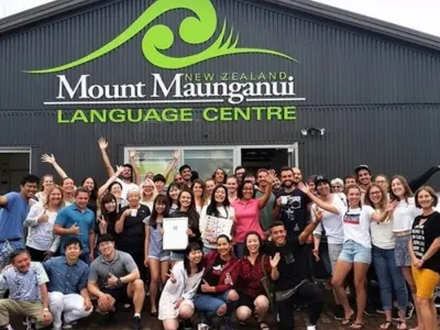 Studenti davanti all’edificio di Mount Maunganui Language Centre