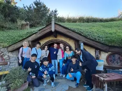 Studenti di Mount Maunganui Language Centre in gita a Hobbiton, in Nuova Zelanda