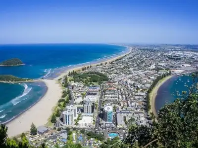Vista aerea di Mount Maunganui, delle sue spiagge e di Tauranga, in Nuova Zelanda