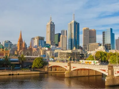 Vista del horizonte de Melbourne desde el agua, en Victoria, Australia