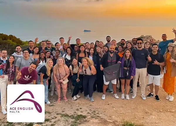 ACE English Malta en la bahía de St George, St Julian’s