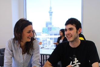 Estudiantes internacionales en clase de inglés en la Universidad de Auckland