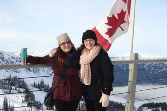 Estudiantes internacionales curso de inglés de UBC con bandera de Canadá