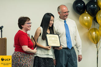 Estudiante internacional del programa de inglés de UCF recibiendo el diploma