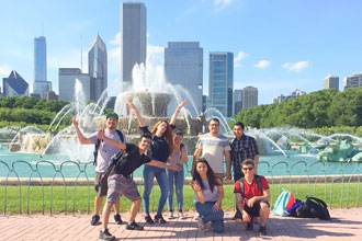 estudiantes internacionales de los cursos de inglés visitando Chicago