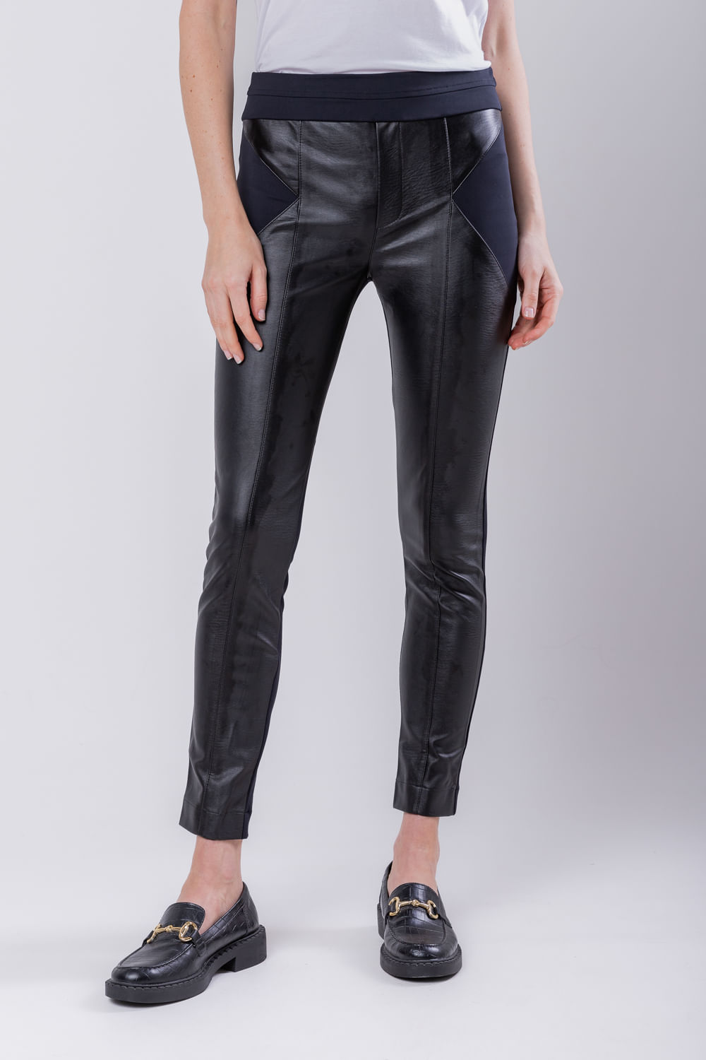 Hidrogênio - CALÇA LEGGING FRENTE COURO PU BRUNELLA PRETO - 19390001