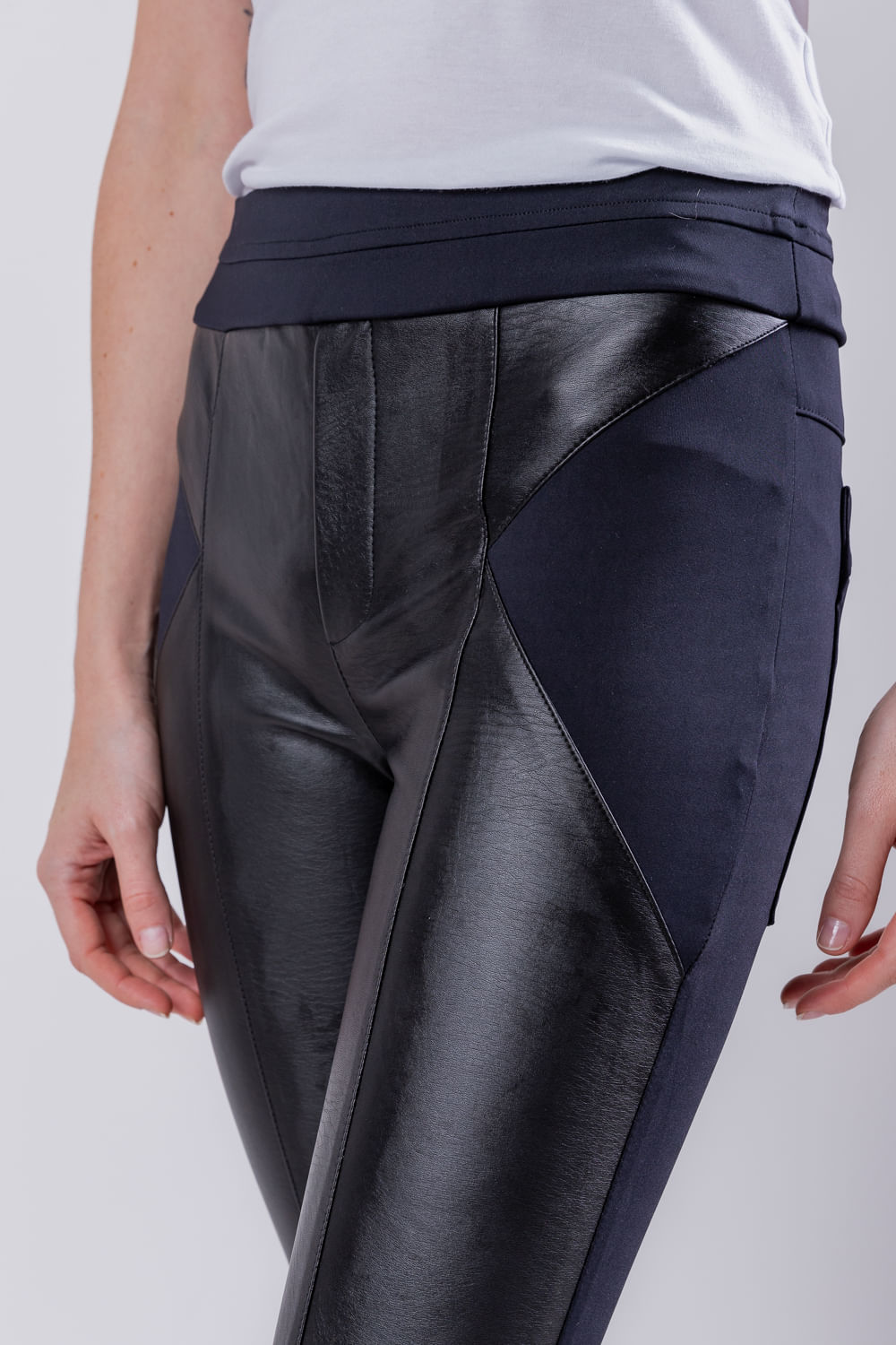 Hidrogênio - CALÇA LEGGING FRENTE COURO PU BRUNELLA PRETO - 19390001